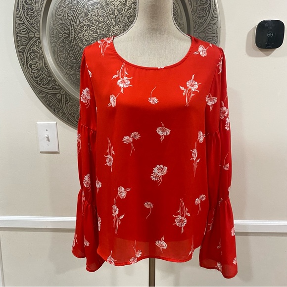 B Collection by Bobeau red blouse with white floral print - Size M - Picture 6 of 6